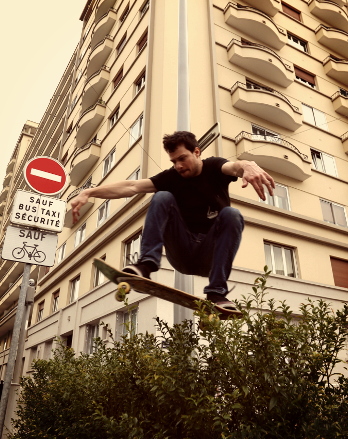 Antoine sur son skateboard